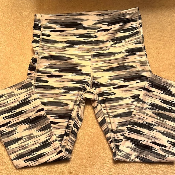 Gap fit small crops in black/white/ grey - Picture 1 of 4